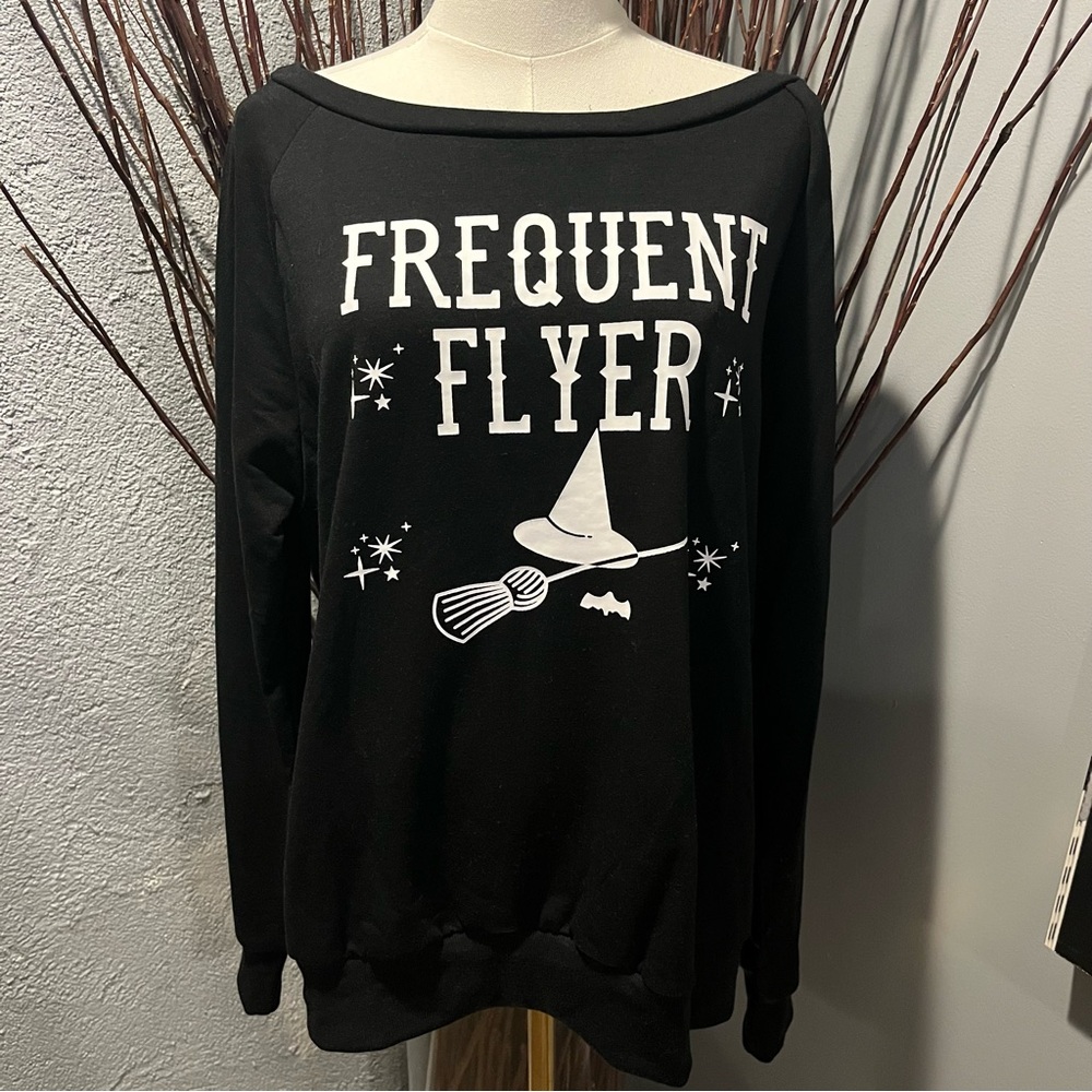 👻NWT BLACK HALLOWEEN WITCH “FREQUENT FLYER” SWEATSHIRT SIZE LARGE👻 - Picture 2 of 6